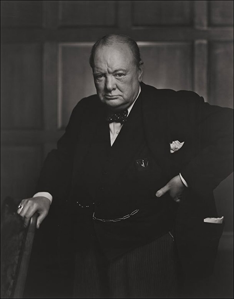 Winston Churchill

                                    
                                    
	Churchill için kestirmeler oldukça önemli bir yer teşkil ediyordu. Parlamento binasında bile kendisi için özel yatak bulundurulan Churchill, Britanya Savaşı'nda bu kısa kestirmelerin liderlik açısından önemli olduğuna inanıyordu.


                                
                                