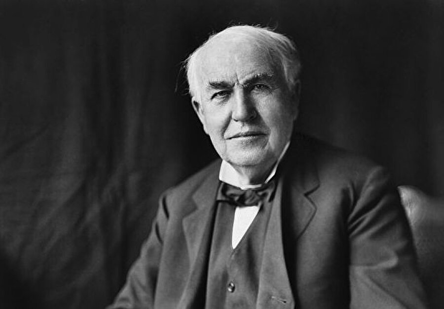 Thomas Edison 

                                    
                                    Edison, uyumayı zaman kaybı olarak görürdü ve mümkün olduğunca az uyumaya çalışırdı. Da Vinci'ye benzer bir şekilde ara ara kestirme yapılan çok fazlı polyphasic uyku sistemiyle yaşıyordu.
                                
                                