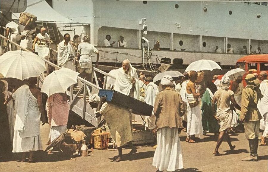 
                                    
                                    
                                    Bir zamanlar uçak yolculuğu bu kadar yaygın değildi. O nedenle hac vazifesini yerine getirmek isteyenler Mekke'ye gemilerle yolculuk yapıyordu. <o:p></o:p>
                                
                                
                                