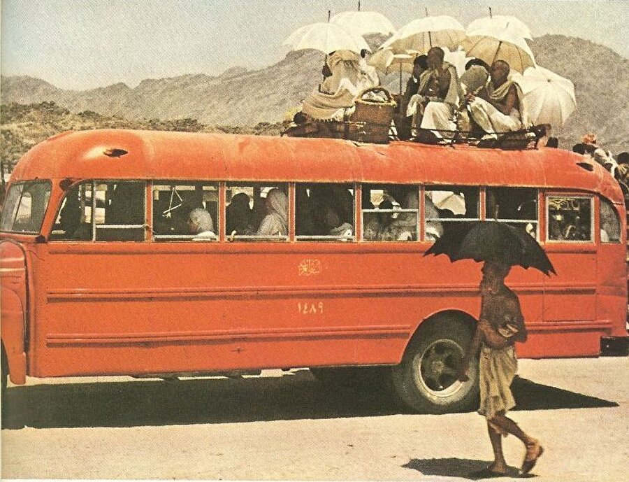 
                                    
                                    
                                    Hacıların ulaşımı için otobüsler her daim önemlidir.
                                
                                
                                