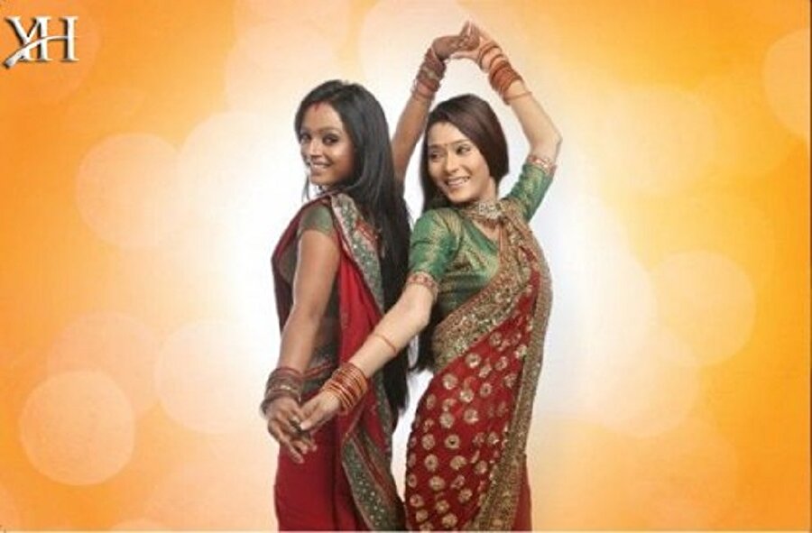 Bizdeki günlük dizilerde aile yapımız ve kültürümüz olduğundan farklı yansıtılırken, Hint dizilerinde kültür ve gelenekleri olduğu gibi ortadadır.