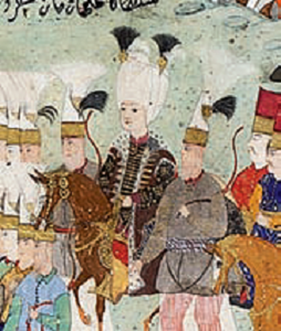 II. Osman ordusunun başında

                                    
                                    İzleyicinin gözü ilk olarak resmin odak noktası olan Sultan II. Osman'a odaklanır. Hem gösterişli giysileri, hem de etrafının boş bırakılması ile bilinçli bir şekilde diğer figürlerden ayrıştırılmıştır. Genç ve sakalsız yüzlü civan sultan, altın işlemeli giysileri, yakası kürklü kaftanı ile atının sırtında adeta göz kamaştırır. 'Sisli Kır' adlı atına yaptırdığı mezar taşından atlara ne denli düşkün olduğu bilinen II. Osman, sefere giderken de son derece gösterişli eyer takımları ile bezenmiş bir ata binmektedir. Sarığındaki dik duran çifte sorgucu sefere gittiğinin bir işaretidir; zira diğer zamanlarda çoğunlukla bu sorguçlar dik durmazlar. Kaynaklarda mücevherli olduğu söylenen altın kılıcının kabzası ise sultanın bir diğer kıyafet ayrıntısıdır.
                                
                                