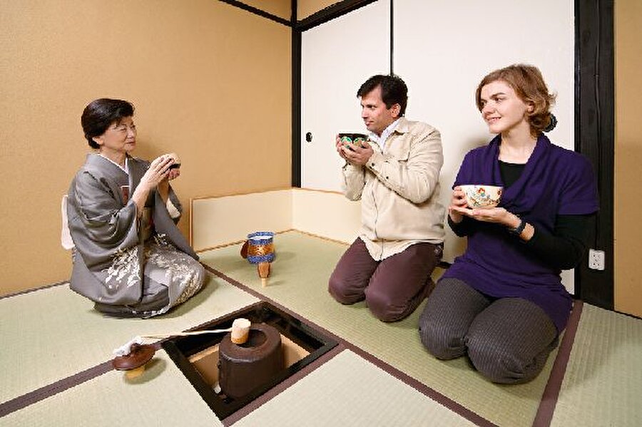 Evindeki misafirin gitmesini isteyen bir Japon, ona çay içip içmeyeceğini sorarak karşısındakine sinyal atar. Böyle bir durumda nazikçe teşekkür edip oradan ayrılmak gerekir.

                                    
                                    
                                
                                