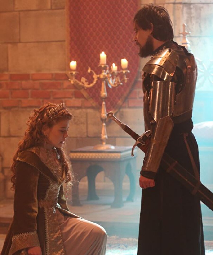 76. Bölüm'de yaşananlar
Vasilius'un verdiği emir ile Tekfur'u öldüren Lazkaris, Çavdar obasına sığınır fakat Ertuğrul'un Alpları onu obaya girerken görür. Ertuğrul Bey ise Sadettin Köpek ve Aslıhan'ın nikah günü Çavdar obasına gelir ve Aliyar'dan adaletin tesis edilmesi için destek ister. Aliyar'da babasına, Aslıhan'a ve birçok engele rağmen Ertuğrul'un yanında olur. Bu durum onu herkes tarafından istenmeyen, hain biri durumuna getirir. Ural'ın yargılanması gerçekleşir. Kadıların hükmü ise idam olur. Sadettin Köpek ve Vasilius bu duruma engel olmak ister ancak amaçlarına ulaşamazlar. Candar Bey fenalaşır ve oğlunun idama götürülmesinden dolayı Aliyar'ı sorumlu tutar. 2 oba arasında savaş artık çıkmak üzeredir. İdam edilmek üzere olan Ural'ın suçsuzluğu ise son anda anlaşılır. Vasilus ve Tüccar Hasan, Ural'ın suçsuzluğunu ispat eder. Saadettin Köpek ve Aslıhan nikahı ise yarım kalır.