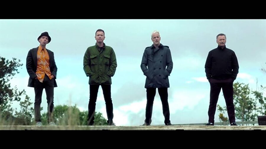 T2 Trainspotting
1996 yılında vizyona girdikten sonra olay yaratan Trainspotting'in devam filmi “T2: Trainspotting”nin de yönetmenliğini Danny Boyle üstleniyor. Filmin başrollerinde ise tanıdık simalar Ewan McGregor, Robert Carlyle, Jonny Lee Miller, Ewen Bremner yer alıyor.