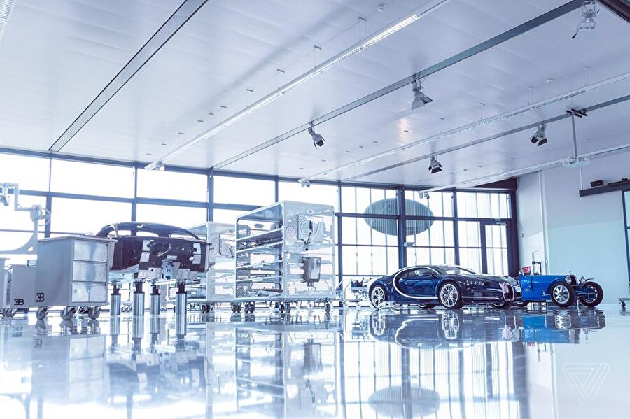 Firma bu sene 70 adet Bugatti Chiron üretecek ve her birinin yapımı 6 ay sürecek. Hiçbir aracın yapımında robot kullanmadıklarını belirten yetkililer hepsinin insan işçiler tarafından yapıldığını söylüyorlar.