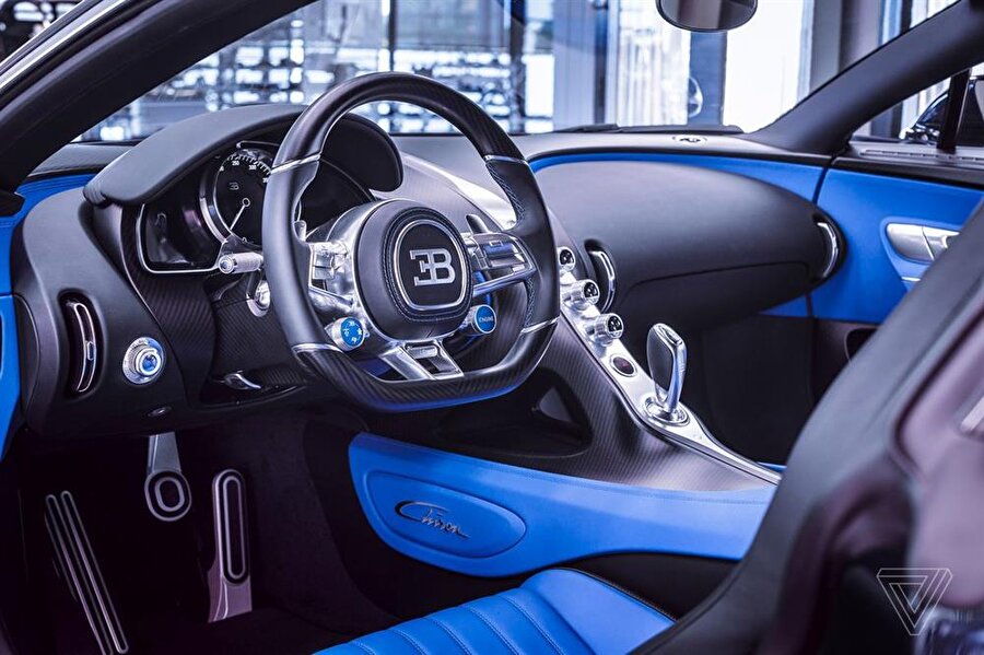 Bugatti, müşterilerine La Mansion Pur Sang isimli bir özelleştirme programı sunuyor ve müşterilerin aracın rengi vs. gibi özellikleri seçmesine izin veriyor.