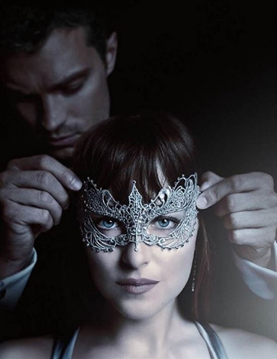 Karanlığın Elli Tonu
E. L. James'in çok satan roman serisinin sinemaya uyarlanan ikinci filmi "Karanlığın Elli Tonu", Christian ve Ana'nın tutku ve tehlike arasında gidip gelen ilişkisini anlatıyor. İlk filmdeki olayların ardından egosu ciddi anlamda hasar alan Christian Grey (Jamie Dornan), Anastasia (Dakota Johnson) ile yeniden beraber olmak ister. İki taraf da bazı tavizler vererek aralarında öncekinden daha sağlam bir ilişki kurmaya başlar ancak Christian'ın geçmişindeki karanlık olay ve kişiler, bu ilişkiye rahat vermeyecektir.

Dakota Johnson, Jamie Dornan, Luke Grimes, Bella Heathcote, Tyler Hoechlin, Kim Basinger ve Jennifer Ehle'nin oynadığı filmin yönetmen koltuğunda James Foley var.



