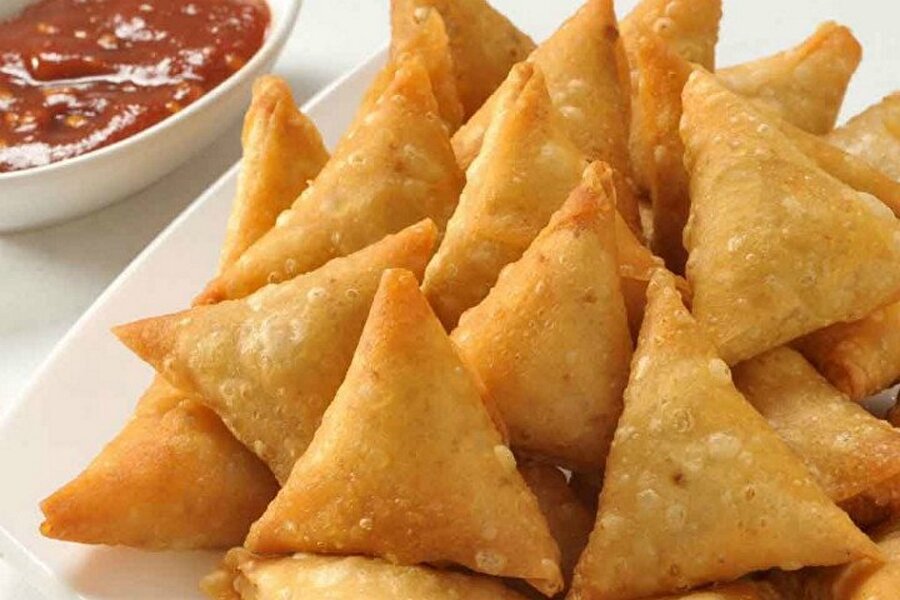 Hindistan - Samosa
Hindistan'ın geleneksel yemeği olan Samosa neredeyse tüm dünyanın da tanıdığı bir yiyecektir. İçerisinde genelde et olan bu yiyecek sinema salonlarında da en çok tercih edilen yiyeceklerden birisidir. Et dışında çeşitli sebzelerle de hazırlanabilen Samosa özel bir de sosla yenilmektedir. 