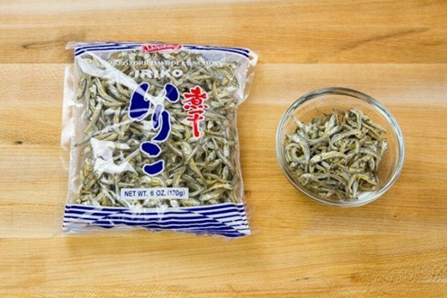 Japonya – Kurutulmuş sardalya ve ançüez
Japonya'nın vazgeçilmezi olan deniz ürünleri burada da yerini göstermektedir. Sinema salonlarında dahi deniz ürünü tüketen Japonlar kurutulmuş sardalya ve ançüeze iriko adını vermektedirler. 