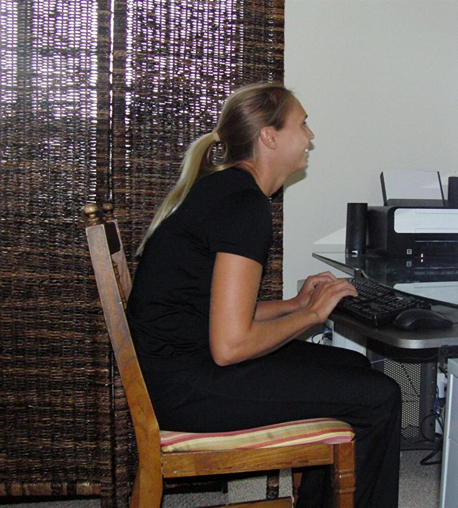 Omurga sağlığı için son derece yanlış bir oturma şekli.