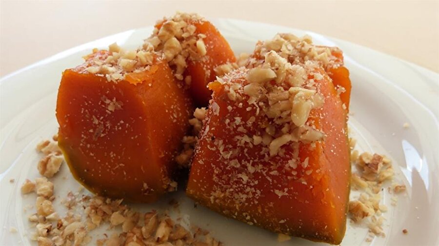 Ceviz
Hem tatlının üstünü hem içini şenlendiren ekonomik olmasa da, lezzetli olmasıyla tatlıların üstünde oluşturduğu görüntü ile misafirlerinizi hayran bırakacak. Her türlü yiyeceğin üstünü ve içini süslemek içinde ceviz kullanabilirsiniz.