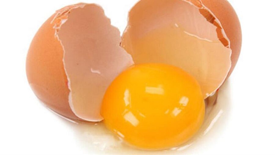 Çiğ yumurta
Çiğ yumurtayı, içerebileceği mikroplar nedeniyle bebeklerimize yedirmemeliyiz. Direkt olarak çiğ yumurta olmasa da, çiğ yumurta ile yapılan mayonez, hazır tavuk ve tatlı türü birçoğu gıdanın tüketimini kısıtlamalıyız. Ayrıca 1 yaşından önce çiğ yumurta yedirmek alerji riskini de taşımaktadır.