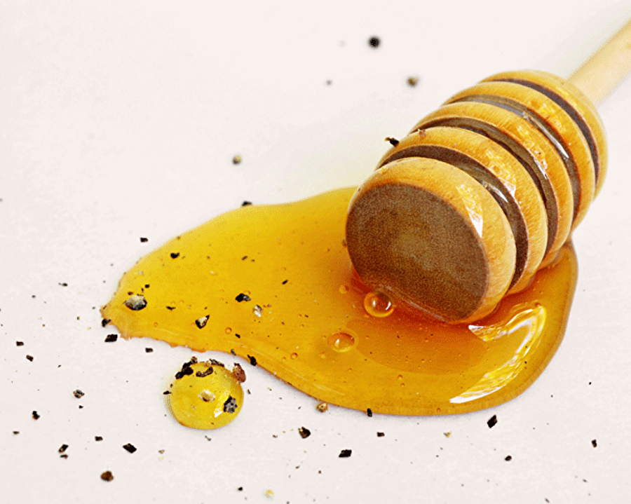 İlk sıra tabi ki karabiber bal ikilisinin
Öksürük için temelde etkili olan karabiber, birçok öksürük tipi için en etkili ilaçtır. Karabiberi bal ile karıştırdığınızda ise bu etki kat be kat artacaktır. İki farklı şekilde de etkisini gösterir. İlki birkaç kaşık bal üzerine bir tutam karabiber serperek onu yemek, ikincisi ise kaynayan suyun içerisine birkaç kaşık bal ve çekilmiş karabiber atıp karıştırıp bu karışımı içerek.