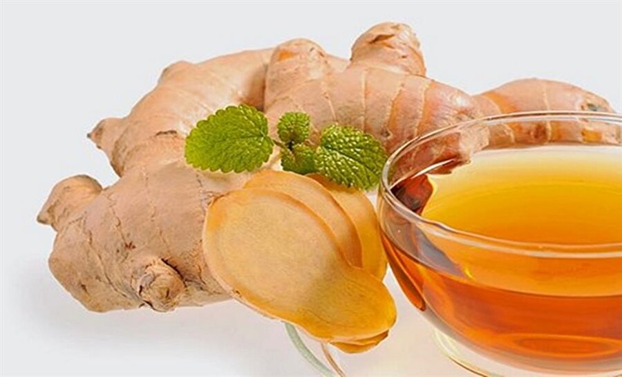 Zencefil
Zencefil için her derde deva denir, siz de duymuşsunuzdur. Evet, her derde deva olduğu gibi öksürüğe de faydalıdır. Genelde annelerimiz hasta olduğumuzda zencefil, bal, limon karışımını sıcak su ile demleyip bize içerirler. Bu karışım bağışıklık sistemine iyi geldiği gibi öksürüğe karşı da yararlıdır.