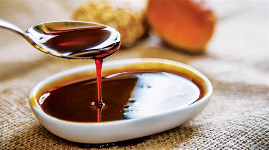 Pekmez, karabiber karışımı
Pekmez, bilinen en faydalı yiyeceklerden biridir. Bir yemek kaşığı pekmezin içine bir tutam karabiber ilave ederseniz öksürüğünüz en geç 2 gün içinde geçecektir. Bunu gün içerisinde 3-4 kere yapmanız sonucunda daha hızlı bir etki görebilirsiniz.