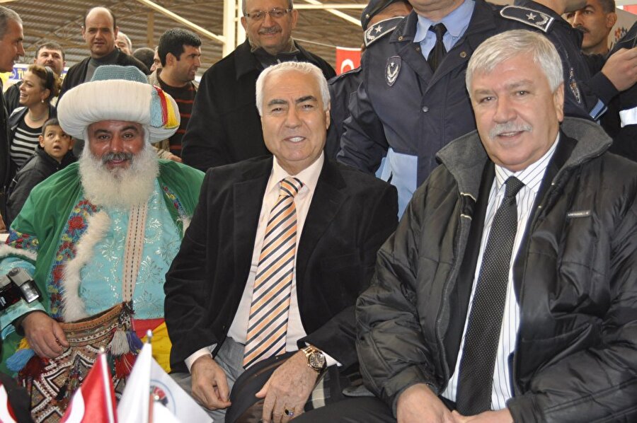 “Yerinden dahi kalkamıyor”
Sesigüzel'in hastanede çekilen bir fotoğrafını paylaşan Onur Akay “Nuri Sesigüzel'in maalesef sağlık durumu iyi değil ve acı içinde. Geçen sene kısa aralıklarla üç kez bel fıtığı ameliyatı olan değerli sanatçımız iyileşemedi. Evinde yataktan dahi zor kalkabilen Sesigüzel, yürüyemiyor ve hareket etme zorluğu çekiyor. Doktorunun önerisi ile yeni tetkikler geçirecek olan sanatçımıza, acil şifalar diliyorum" notunu düştü.