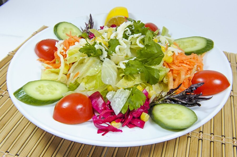 Çekirdekli salata

                                    İstediğiniz salata malzemelerinden kendinize salata hazırlayın. Üzerine ay çekirdeğini ile süsleyin. Çekirdekli salatanıza istediğiniz sosları ekleyerek servis yapın.
                                