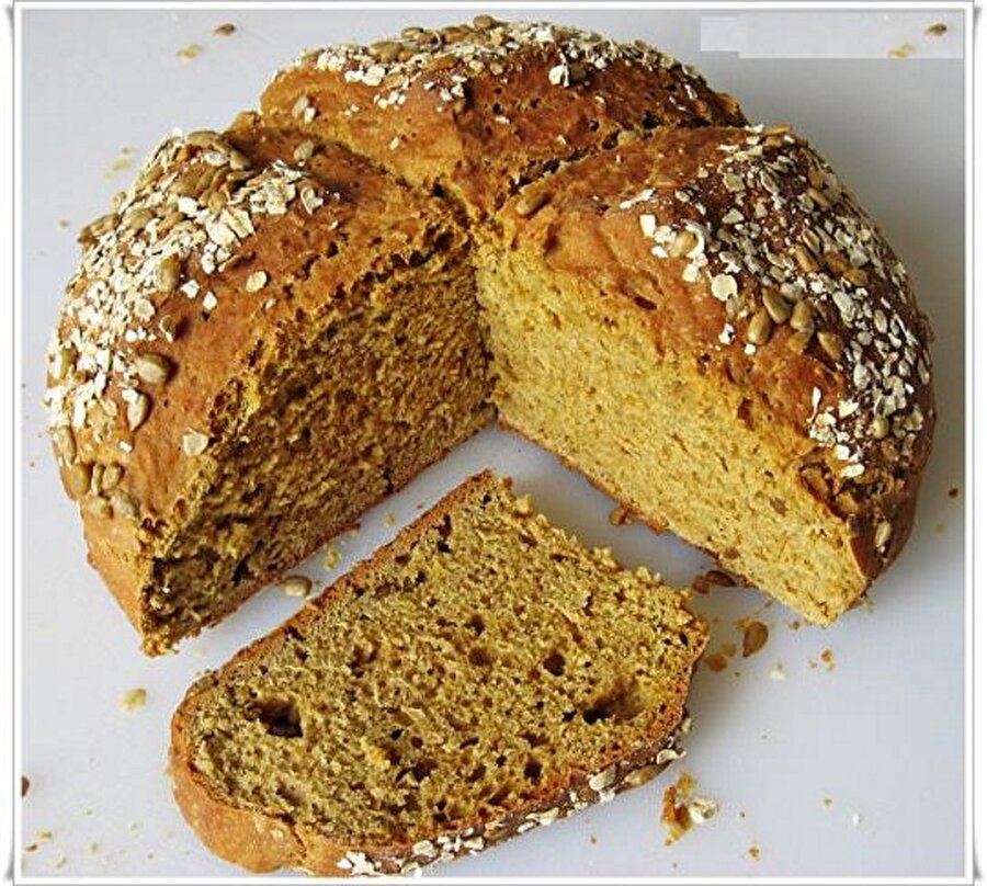 Çekirdekli ekmek

                                    Çekirdek hamurla birleştiğinde çok lezzetli bir hal alır. Normal ekmek yerine çekirdekli ekmek yaparak, lezzetli çekirdekli ekmekler hazırlayabilirsiniz. Ekmek hamurunun içine ya da üstüne çekirdek içi eklediğiniz çekirdekli ekmekleri afiyetle yiyebilirsiniz.
                                