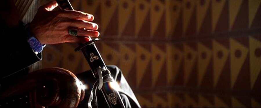 El ve parmaklar
Filmlerde rol alan karakterler bir şeyler anlatırken veya elleri ile bir şeyler yaparken yakın çekimde bu el hareketlerini görürüz.