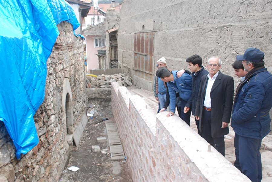Tarihi helada yüzlerce adet altın sikke bulundu
