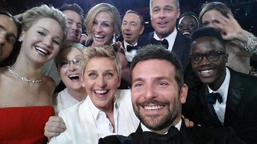 Bonus: Selfie Çılgınlığı her yerde!
2014 Oscar töreninde, ünlü oyuncu Ellen DeGeneres'in diğer oyuncular ile çektiği selfie pozu geceye damgasını vurmuş ve sosyal medyada paylaşım rekorları kırmıştı. 

Sinema dünyasının en önemli ödül töreni olan Oscar gecesinde çekilen bir fotoğraf, geceye damgasını vurmuştu. Yılın en iyi filmlerinin ödülleri verilirken gecenin sunucusu Ellen DeGeneres'in birçok ünlü yıldızla birlikte çektiği 'selfie' fotoğraf 2 milyonda fazla kere retweet edildi. Yıldızlarda dolu karede, Angelina Jolie, Brad Pitt, Jennifer Lawrence, Meryl Streep, Julia Roberts, Bradley Cooper, Lupita Nyong'o, Kevin Spacey ve Jared Leto yer alıyordu. Yaşanan yoğun tweet trafiğinden, sosyal paylaşım sitesi 20 dakika erişilemez oldu. Twitter, teknik aksaklıktan dolayı özür diledi. 

 Bir önce retweet rekorunun sahibi ABD Devlet Başkanı Barack Obama'ya aitti. Obama, 2012'deki seçim zaferinin ardından “Four more years” (Dört yıl daha) adlı mesajıyla eşi Michelle ile sarıldığı fotoğraf 700 binin üzerine retweet almıştı.