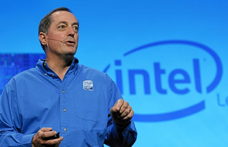 Intel CEO'su Brian Krzanich, ABD Başkanı Donald Trump'la Beyaz Saray'da yaptığı görüşmenin ardından düzenlediği toplantıda, şirketin Arizona eyaletinde 7 milyar dolarlık yatırım yapacağını ve 3 bin kişilik yeni istihdam yaratacağını bildirdi. Intel'den yapılan resmi açıklamada da firmanın ABD'de ekonomik büyümeyi ve inovasyonu teşvik ettiği belirtilirken, şirketin fabrikalarının ülkede yüksek teknoloji imalatını destekleyen istihdam yaratmayı hedeflediği vurgulandı.