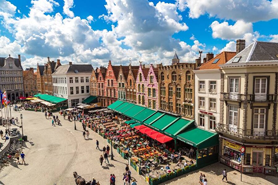 Bruges, Belçika
Belçika'nın kuzeybatısında yer alan Colin Farell'ın oynadığı 'Bruges' filmiyle meşhur ettiği, Arnavut kaldırımlı sokaklar ve ortaçağ binalarıyla süslü şehirdir.
