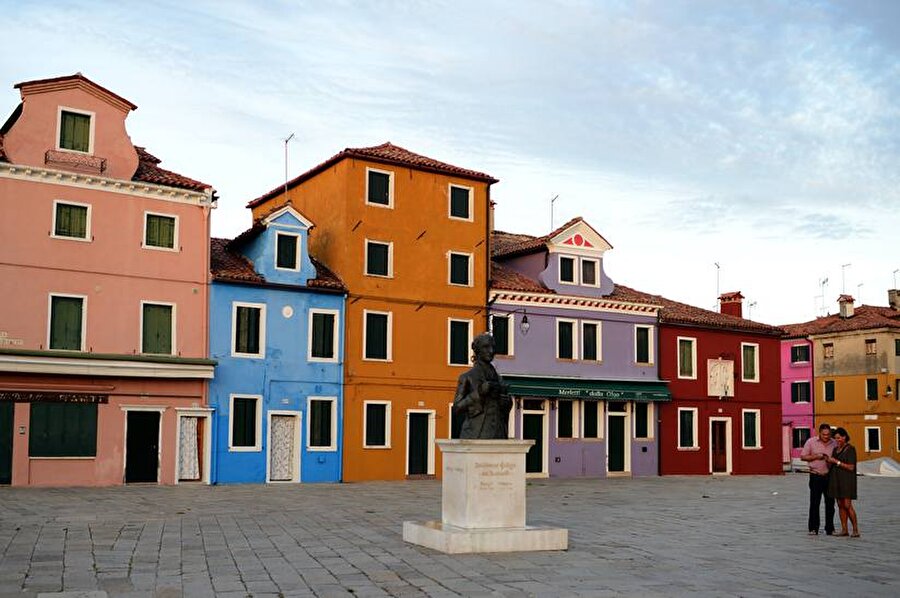 Burano, Venedik Lagünü, İtalya
İtalya'nın Venedik Lagünü, küçük parlak boyalı evleriyle bilinir. Evlerin renkleri altın çağlardan gelen bir sistemle dizayn edilmiştir.