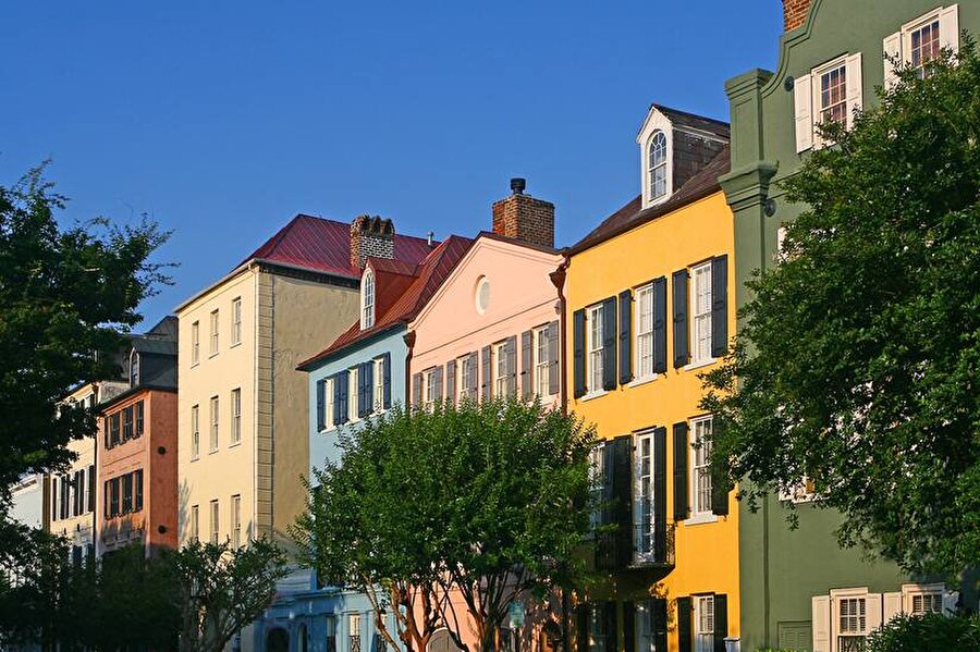 Charleston, SC
Tarihi Charleston (SC) şehrinin Rainbow Row semtine yakın adıyla anılan, Doğu Körfezi Caddesi'ndeki 13 Gürcü tarzı konut, 1930'larda ve 40'lı yıllarda neşeli pastellerde boyanmıştır.