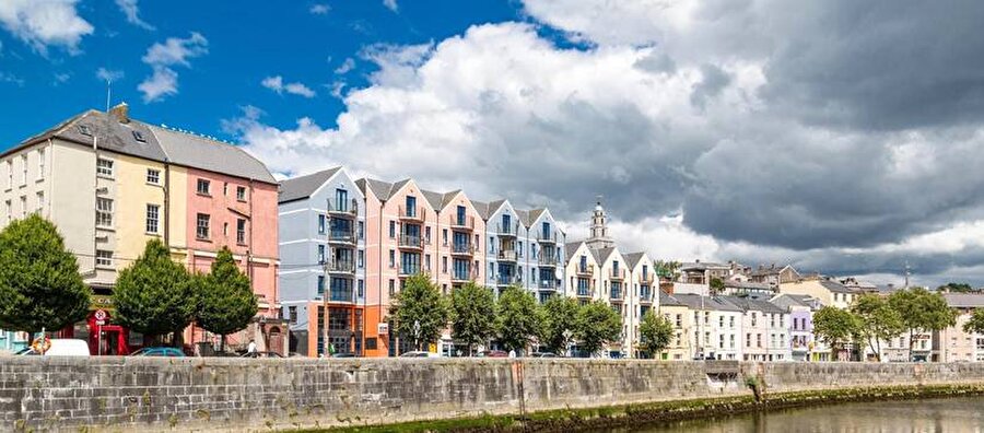 Cork, İrlanda
Dar sokakları ve nefes kesen mimarisiyle dikkat çeken Cork şehri, pastel renkli binalarıyla gizli bir mücevheridir.