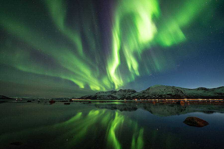 Grönland Eskimoları ise doğum sırasında ölen çocukların ruhlarının gökyüzüne yükselip aurora haline geldiğini ve orada dans ettiklerine inanıyorlardı. ​

                                    
                                    
                                    
                                    
                                
                                
                                
                                