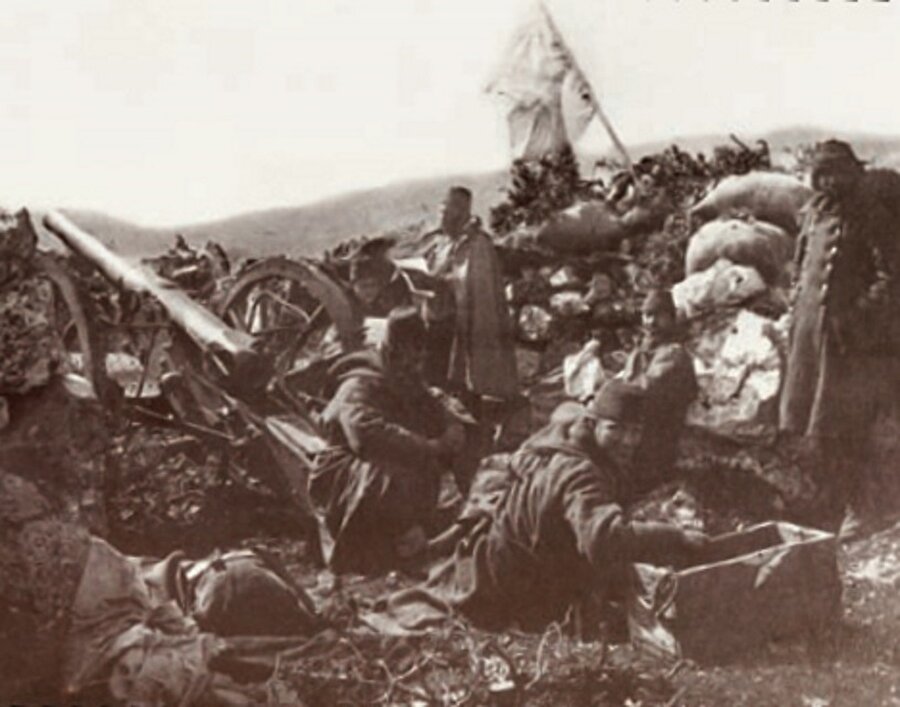 Beyaz bayrağın gölgesinde...
Yanya'nın Yunanistan'a teslimi öncesi beyaz bayrak çekilmiş bir Osmanlı mevzii. Balkanlardaki son kalelerimizden Yanya düşüyor. Onu, 22 Nisan 1913'te İşkodra takip edecek ve Osmanlı hakimiyeti Balkanları, arkasında büyük boşluklar bırakarak terk edecektir.