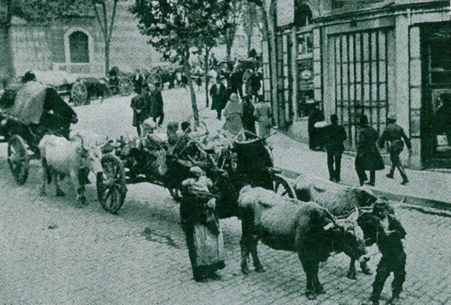 İstanbul sokaklarında göçmenler Savaşın en ağır faturasını 500 yıllık topraklarından ayrılmak zorunda kalan muhacirler ödemişti.