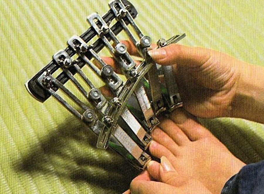 Bu tırnak makasını ayağınıza geçirip tek seferde bütün tırnaklarınızı kesebilirsiniz.
