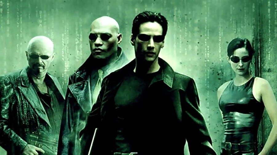 10-	The Matrix

                                    3 filmlik The Matrix serisi de kült filmler arasında yerini korumaktadır. Ve Matrix hikayesinin başlamasını içeren repliği söyleyelim.

“Mavi hapı alırsan hikaye biter, yatağında uyanır ve istediğin şeye inanırsın. Kırmızı hapı alırsan mucize ülkesinde kalırsın ve sana tavşan deliğinin ne kadar derin olduğunu gösteririm.”
                                