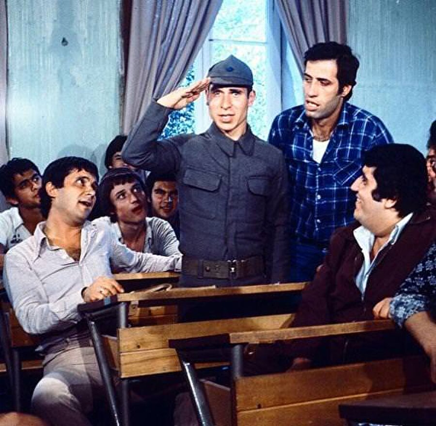 Hayta İsmail rolünü canlandıran Ahmet Arıman, serinin 3. filminde askerdeydi. Gerçek şu ki; Arıman rol icabı değil sahiden askerdeydi ve ziyarete gelmişti.

                                    
                                    
                                    
                                    
                                    
                                
                                
                                
                                
                                