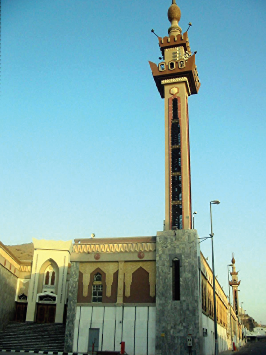 Dağın eteklerinde bir cami
Hayf Mescidi, Mina Dağı'nda, Peygamberimizin Veda Haccı'nda çadır kurduğu ve namaz kıldığı yerde inşa edilmiştir.