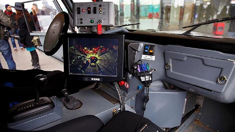 İngiltere'de araştırmacılar, yayaların, sürücüsüz araçları el işareti ile durdurabileceği elektronik bir sistem geliştirdi.
