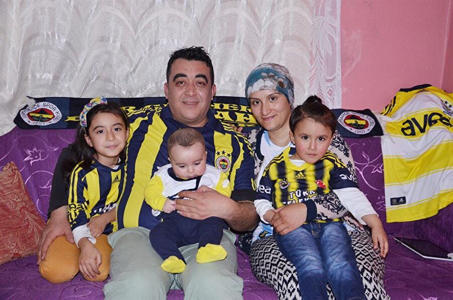Türkoğlu'nun Beyoğlu Mahallesi'nde internet kafe işleten biri kız 3 çocuk babası Adnan Orçan (30), çocukluğundan bugüne Fenerbahçe aşığı bir taraftar. Fenerbahçe'yi eşinden bile daha çok sevdiğini söyleyen Orçan, 3 yaşındaki çocuğuna "Hanifi Alex", 3 aylık oğluna da "Musa Sow" adını koydu.

 Fenerbahçe tutkusunun çocukluktan gelen bir aşk olduğunu ifade eden Adnan Orçan, "Bu yaşıma kadar Fenerbahçe'nin bütün maçlarını izledim. Fenerbahçe'nin bütün maçları bizim için önemlidir. Yendiği zaman o gün bizim için bayram havasındadır, ama yenildiğimiz zaman o hafta boyunca bizim için ölümle zulüm arasında geçer. Televizyon izlemeyiz, sosyal medya hesaplarını kapatırız" dedi.

