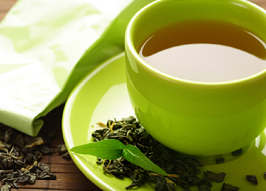 En çok kullanılan yöntem: Yeşil çay

                                    Yeşil çayı kullanmanın amacı güçlü bir antioksidan olması ve metabolizmayı hızlandırmasıdır. Fakat günde bardak bardak yeşil çay içtiğiniz zaman bu size tam bir fayda sağlamayacaktır. Yeşil çay ancak yardımcı öge olarak kullanıldığında asıl etkisini göstermektedir. 
                                