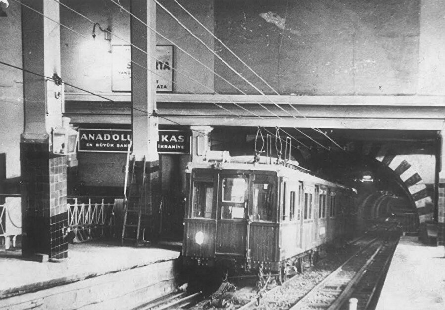 Dünyanın ilk metrolarından Karaköy - Taksim metrosunu yaptırmıştır.

                                    
                                    
                                    
                                    
                                
                                
                                
                                