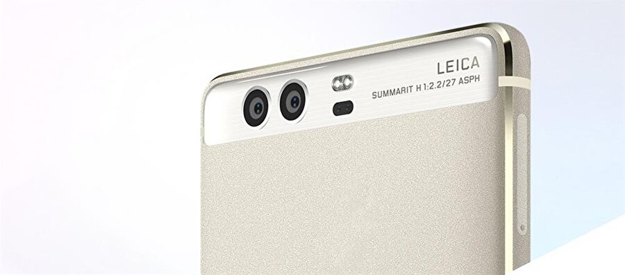 Çinli teknoloji devi Huawei'nin yeni amiral gemisi P10'a dair yeni görüntüler sızdırıldı. Tasarımı iyice netleşen telefon, P9'da olduğu gibi çift lens kamera ve fiziksel ana ekran tuşuyla birlikte geliyor.
