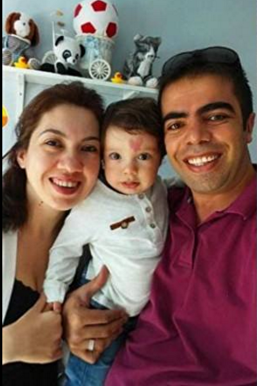 "Aşk bebeği"nin ailesi mutlu
Çınar'ın ailesinin durumdan şikayeti yok. Çınar'ı ve yüzündeki lekeyi çok sevdiklerini söylene babası: "Bir hemşire kafasındaki kanı temizledikten sonra alnındaki izi ilk gören ben oldum. Çok şaşırmıştım, yakından baktığımda kalp şeklinde olduğunu fark ettim. Gözyaşlarımı tutamadım. Hemşire ona "Aşk bebeği" lakabını taktı. Sonra üç kişi daha geldi ve fotoğraf çektirdi. Annesi, bebeği ve doğum lekesini gördüğünde ağlamaya başladı. Tanrının bir lütfuydu, kimsenin negatif bir düşüncesi olmadı. Ona şans getireceğine inanıyoruz" diyor.