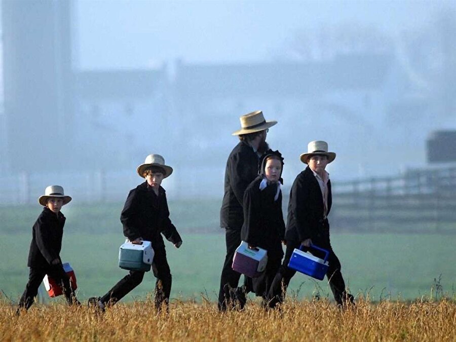 Kuralları katıdır

                                    
                                    
                                    Amişlerde aforoz sistemi bulunur. Amiş ihtiyarları kurallara uymayanları aforoz ederek topluluklarından atar. Topluluktan atılanlar o topraklara bir daha geri dönemezler. Amişlerin nüfusunun 230 bin civarında, 2030 yılında 500 bin olacağı öngörülüyor.

                                
                                
                                