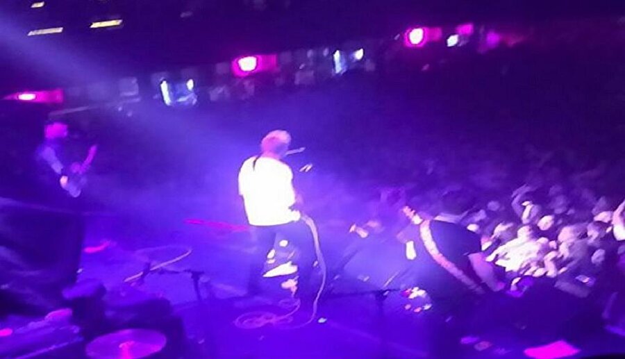 Zekasını kullanarak hayranı olduğu grubun konserini VIP'den izledi.