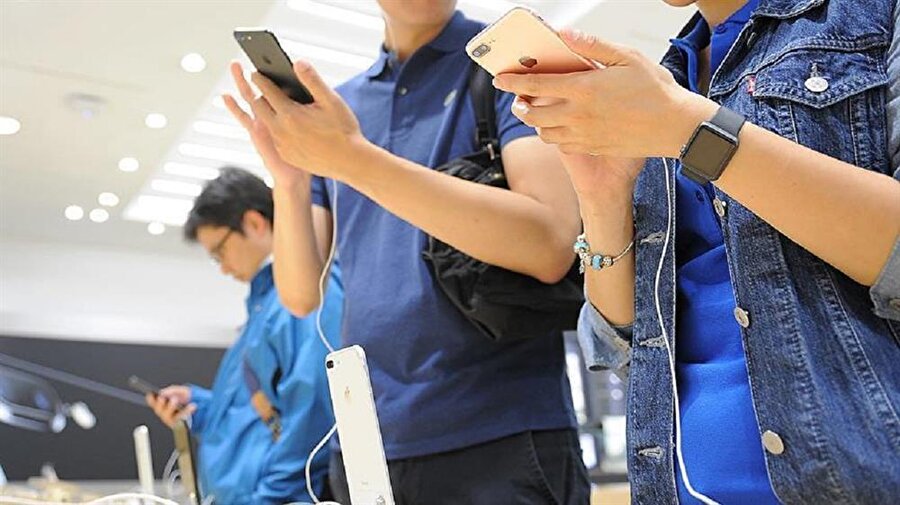 Odanın içinde tek biçimli bir manyetik alan oluşabilmesi için duvar, zemin ve tavanı metalle kaplayan araştırmacılar, bu sayede elektriği aynı rezonans aralığında çalışan aygıtlara sorunsuz şekilde iletebildi.