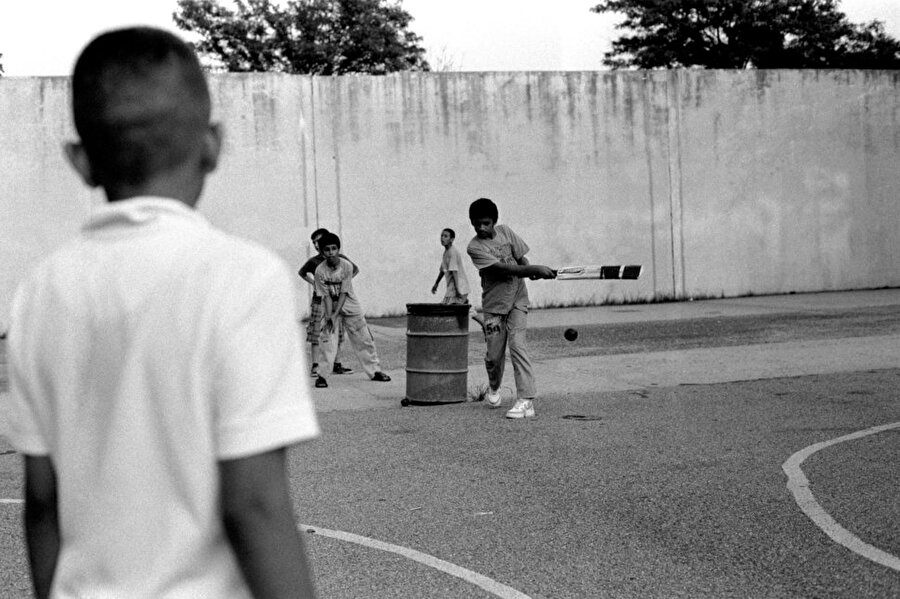 Robert Gerhardt, Brooklyn, NY 2011 'Parkta kriket oynayan Pakistanlı  çocuklar'

                                    
                                