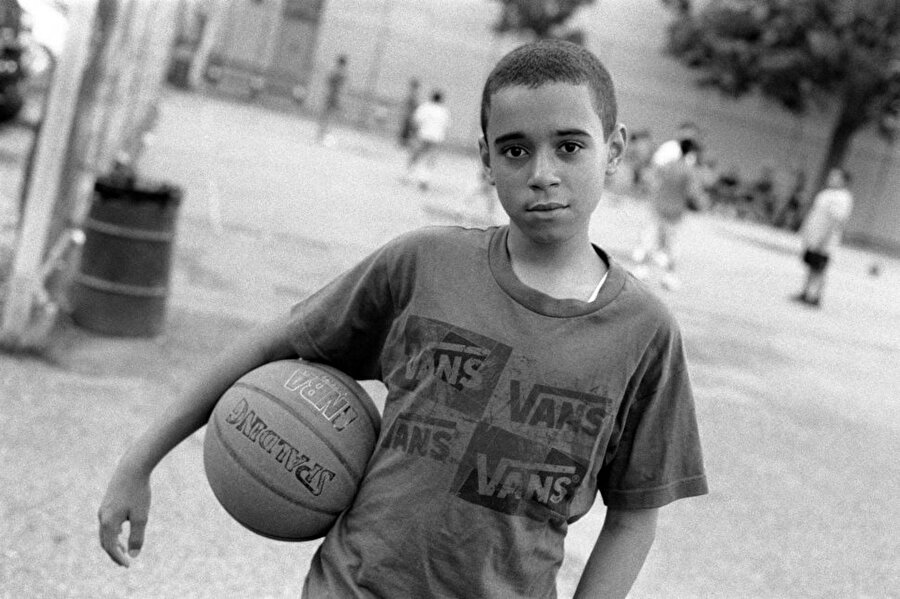 Robert Gerhardt, Brooklyn, New York 2011 'Cuma namazından önce parkta oyun oynayan genç basketbolcu'

                                    
                                