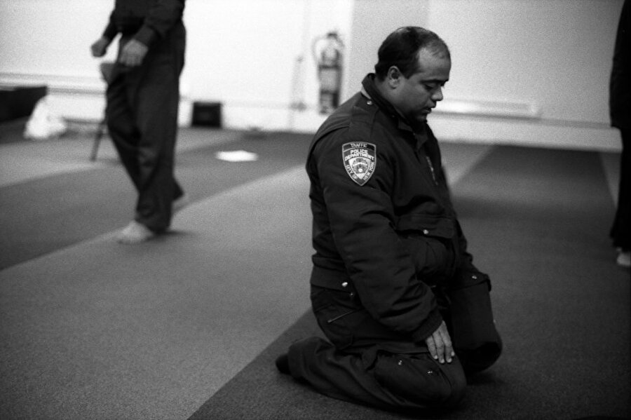 Robert Gerhardt, Manhattan, New York 2012 'Prayers'daki NYPD trafik görevlisi namaz kılarken'

                                    
                                